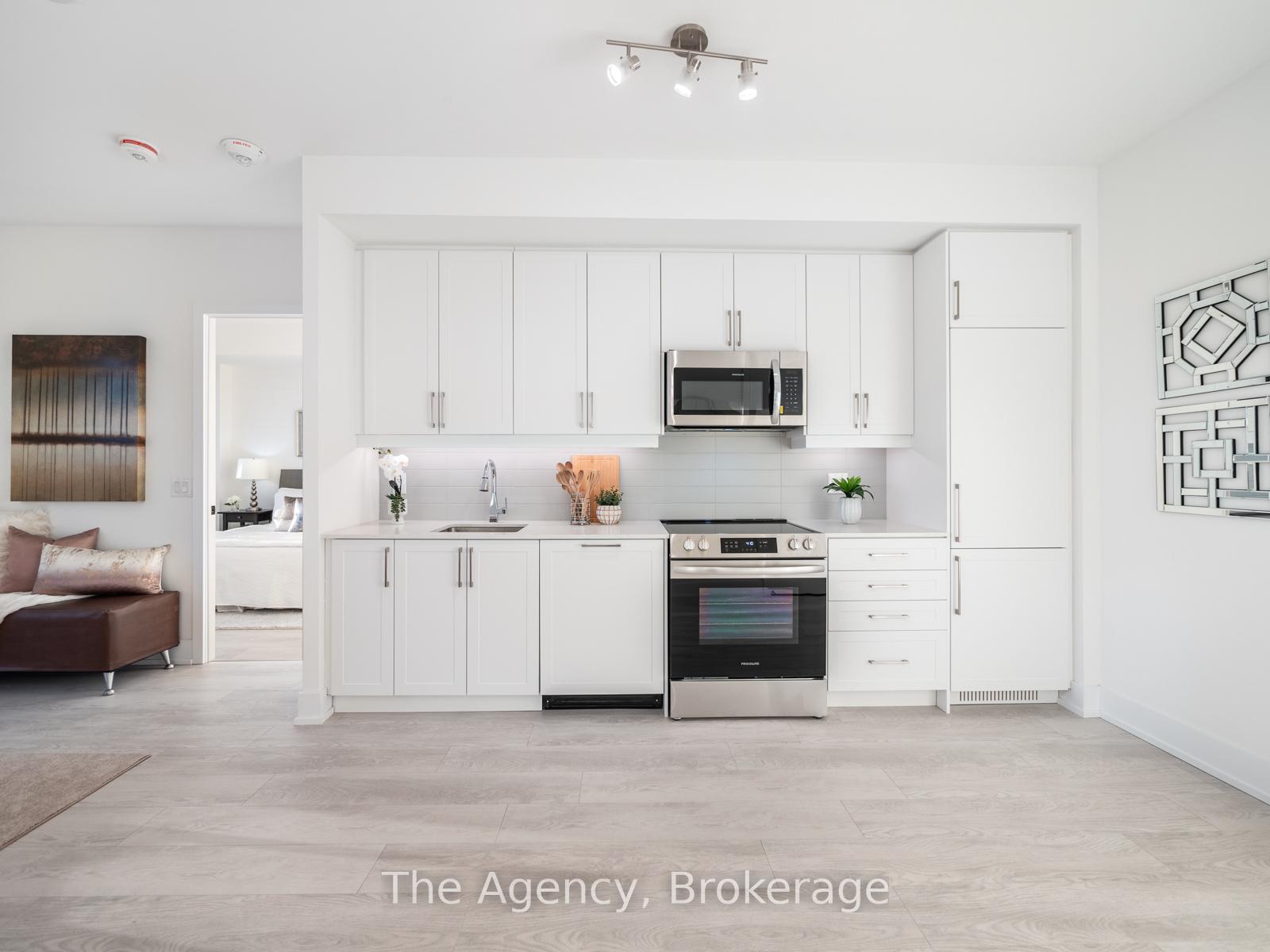 2 Bedrooms Condo at 2450 Old Bronte, Oakville For sale