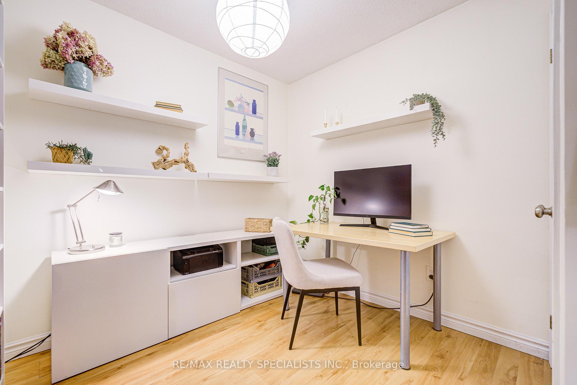 2 Bedrooms Condo at 2030 Cleaver, Burlington For sale