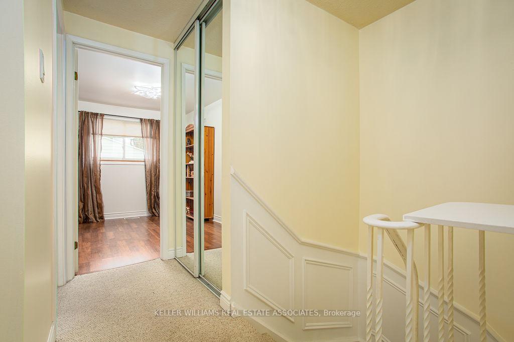 3 Bedrooms Condo at 2216 Upper Middle, Burlington For sale