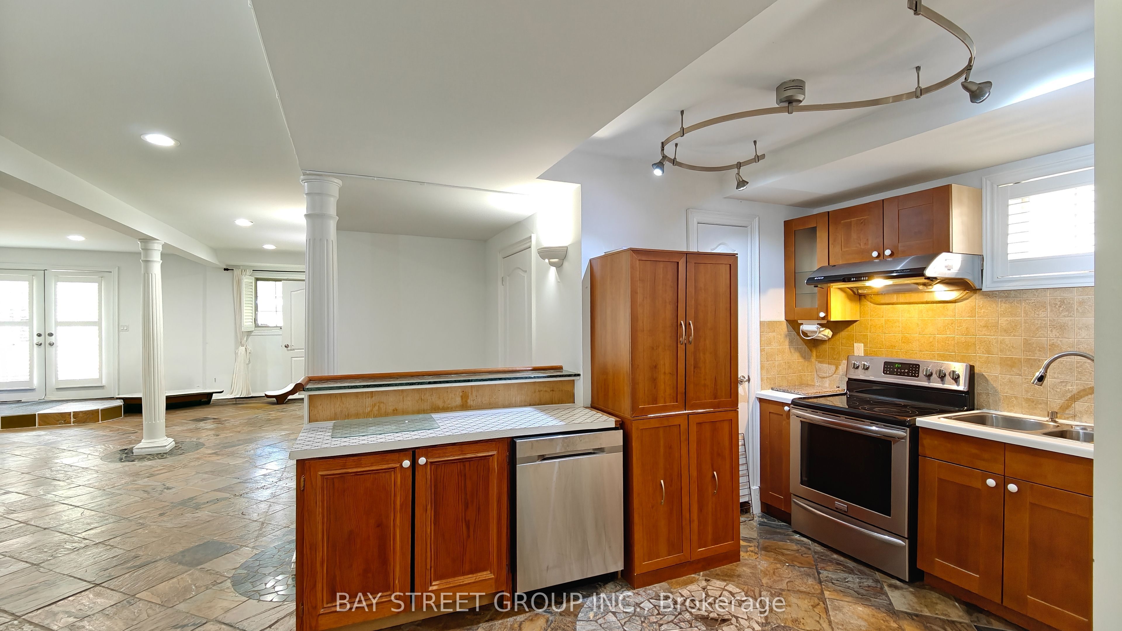 231 Shaftsbury Avenue N