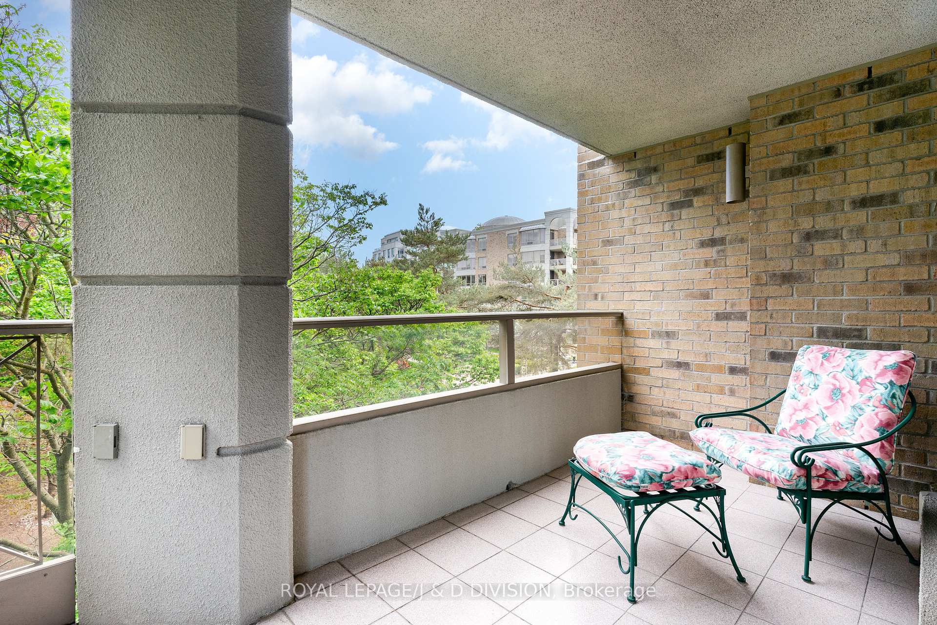 3 Bedrooms Condo at 225 The Donway, Toronto For sale
