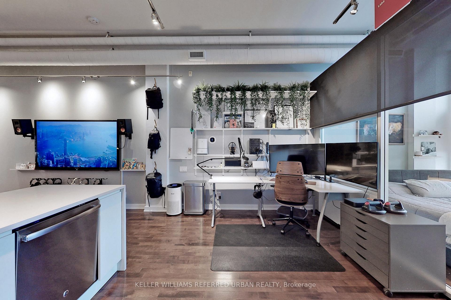 2 Bedrooms Condo at 43 Hanna, Toronto For sale