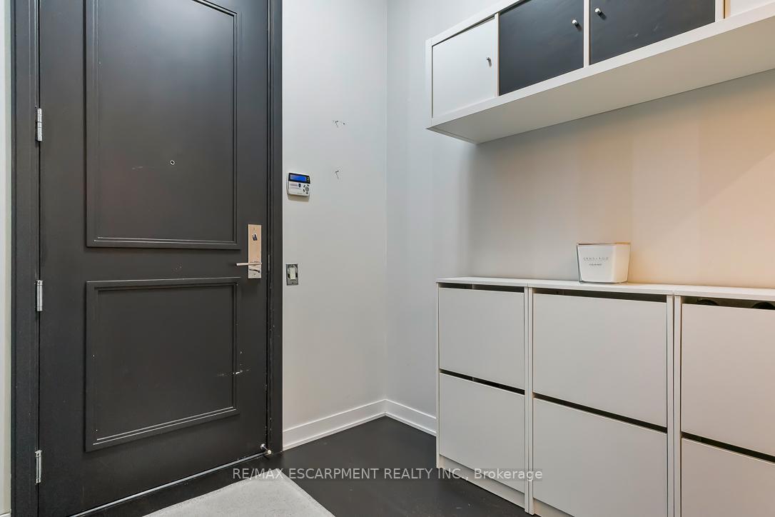 2 Bedrooms Condo at 88 Park Lawn,  Toronto For sale