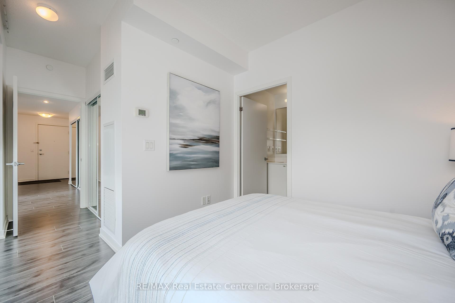 2 Bedrooms Condo at 18 Rean, Toronto For sale