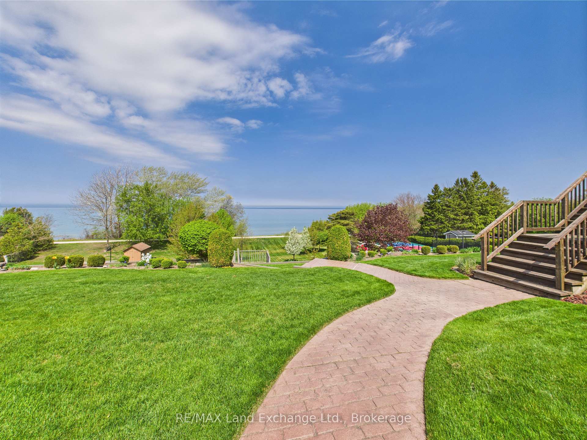 422 Penetangore Row, Kincardine, ON N2Z 2J7