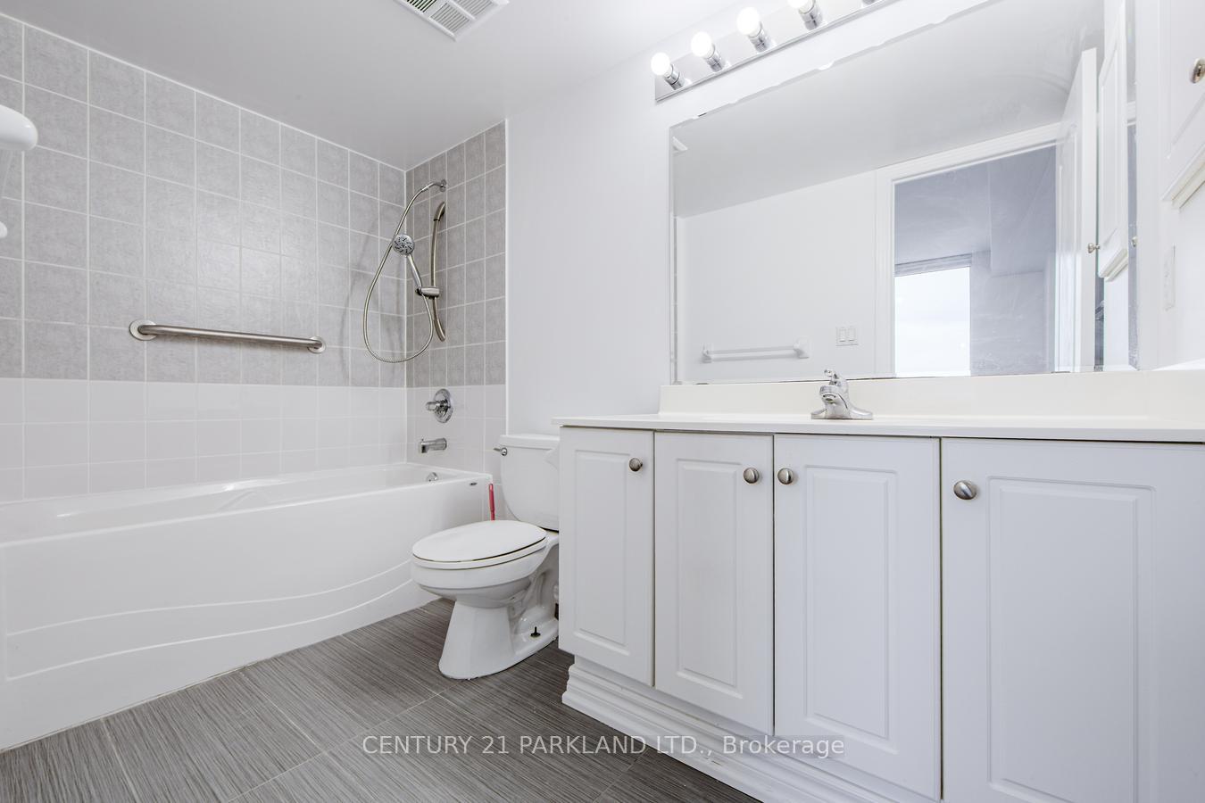 3 Bedrooms Condo at 8 Rean, Toronto For sale