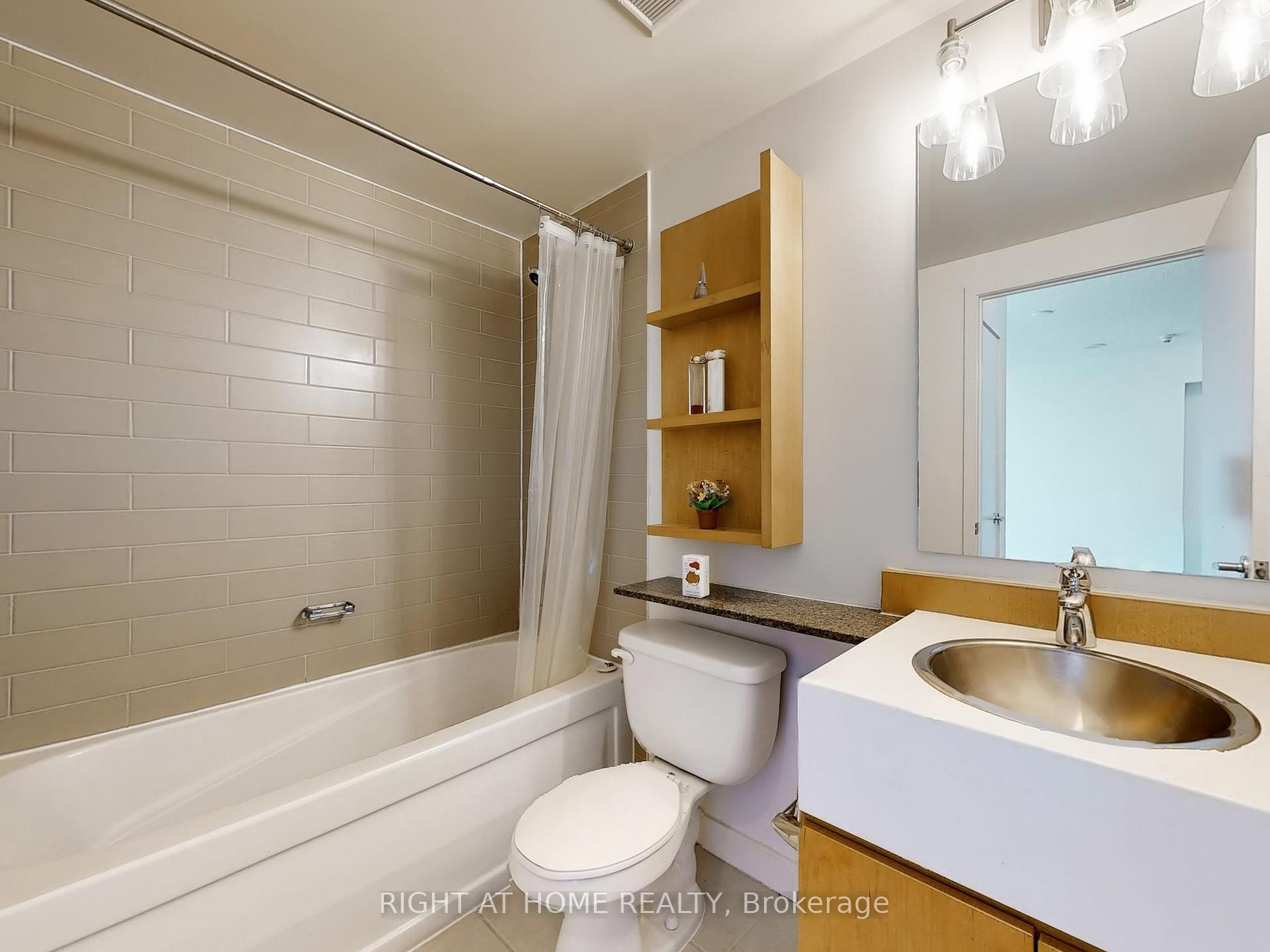2 Bedrooms Condo at 5 Mariner, Toronto For sale