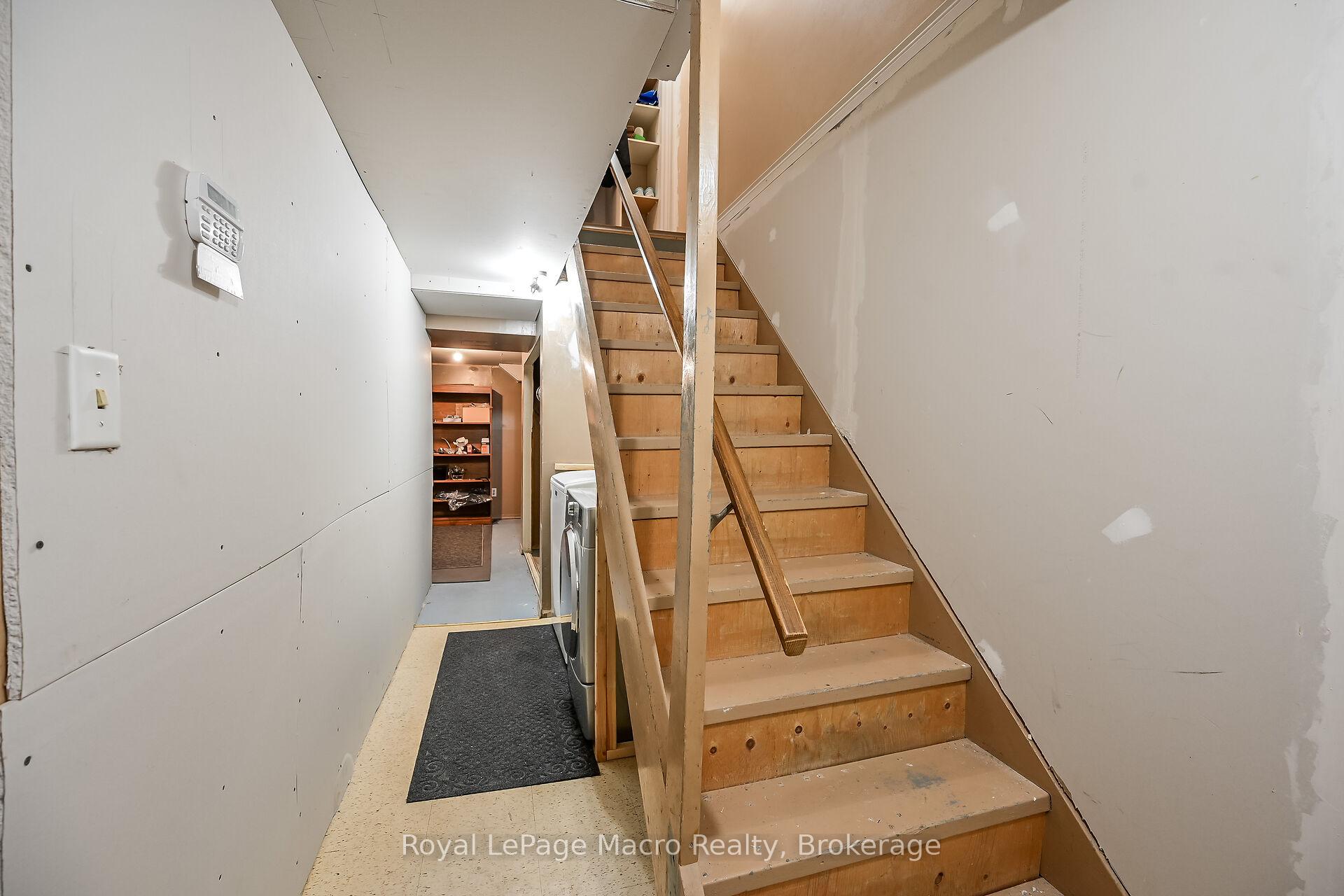 3 Bedrooms Condo at 10 Angus, Hamilton For sale