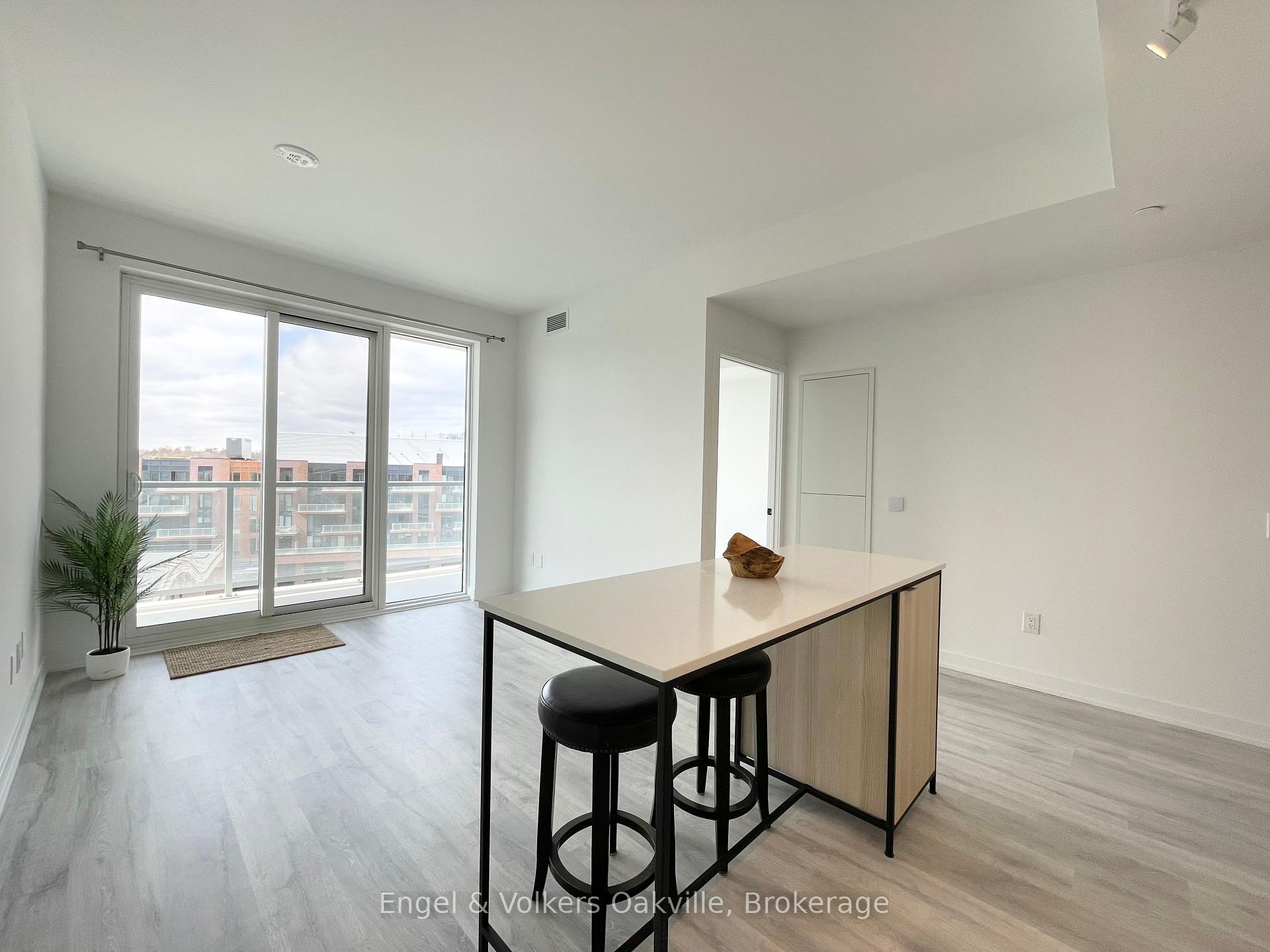 2 Bedrooms Condo at 220 Missinnihe, Mississauga For sale