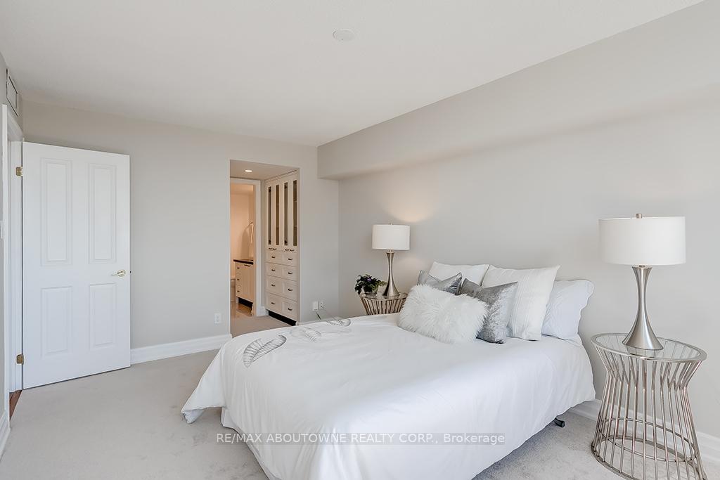 2 Bedrooms Condo at 1230 Marlborough,  Oakville For sale