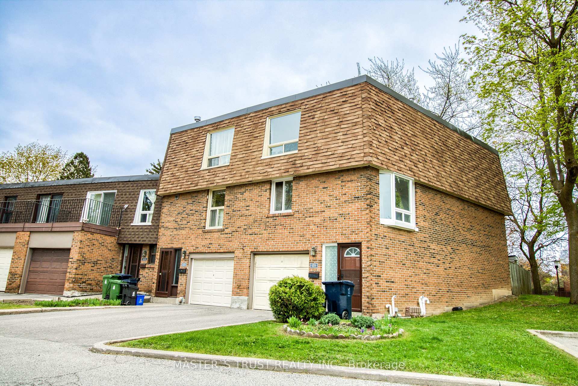 4 Bedrooms Condo at 129 Huntingdale, Toronto For sale