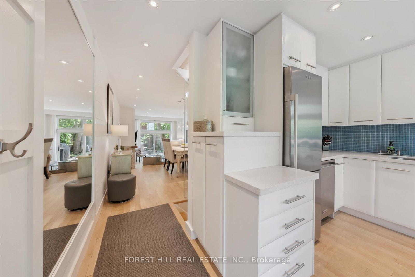 3 Bedrooms Condo at 10 Buller, Toronto For sale