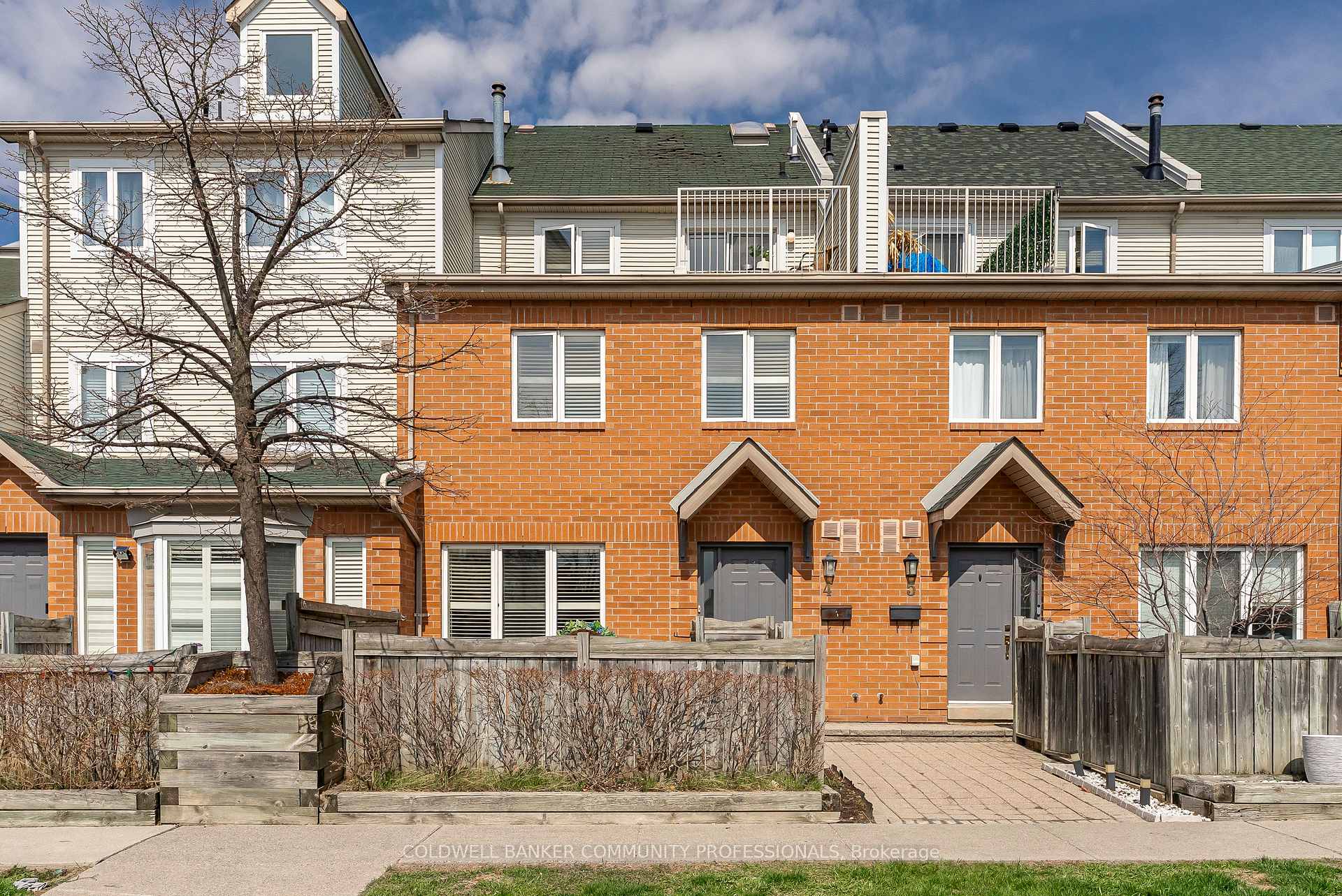 3 Bedrooms Condo at 1241 Parkwest, Mississauga For sale