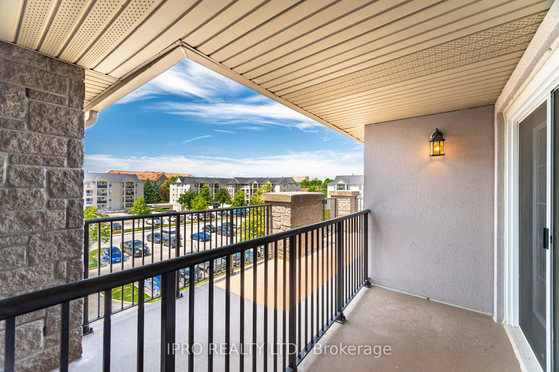 2 Bedrooms Condo at 1411 Walker’s, Burlington For sale