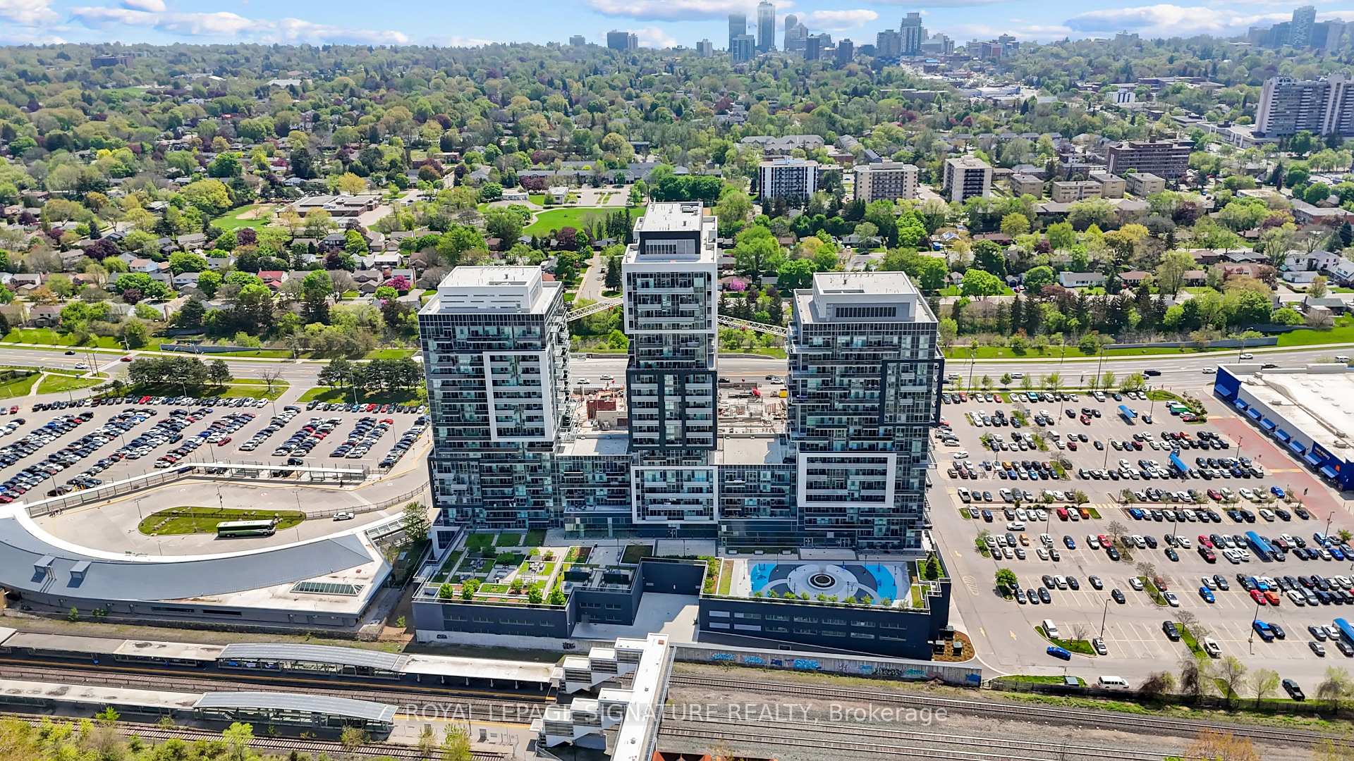 2 Bedrooms Condo at 2081 Fairview, Burlington For sale