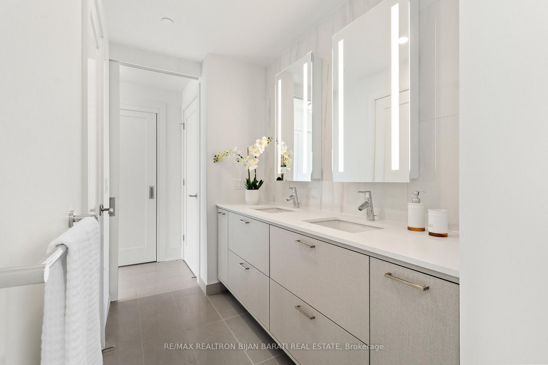 3 Bedrooms Condo at 10 Inn On The Park, Toronto For sale