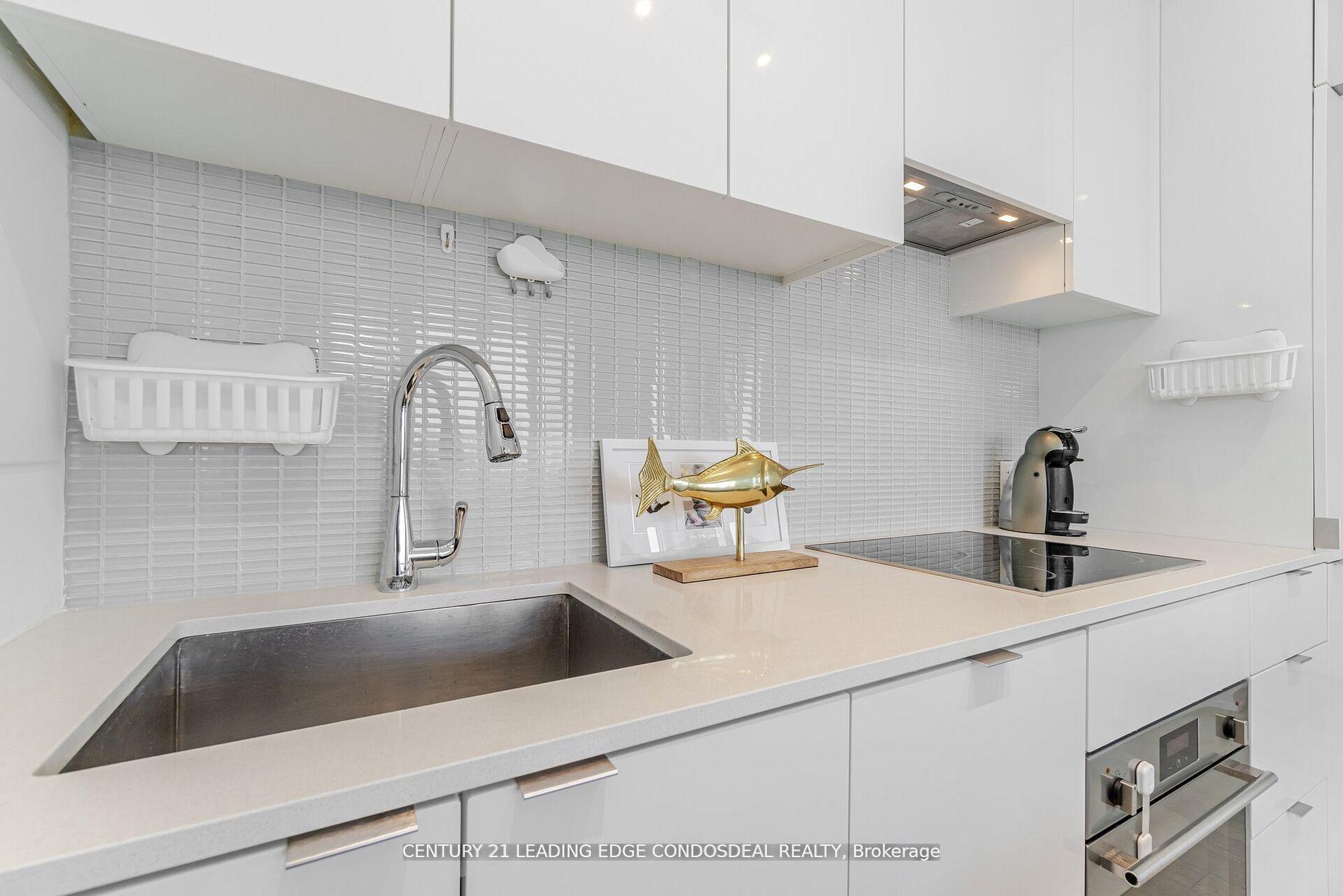 2 Bedrooms Condo at 7 Grenville, Toronto For sale