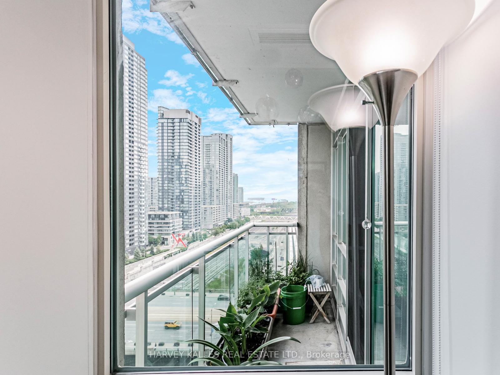 381 Front Street W 1810