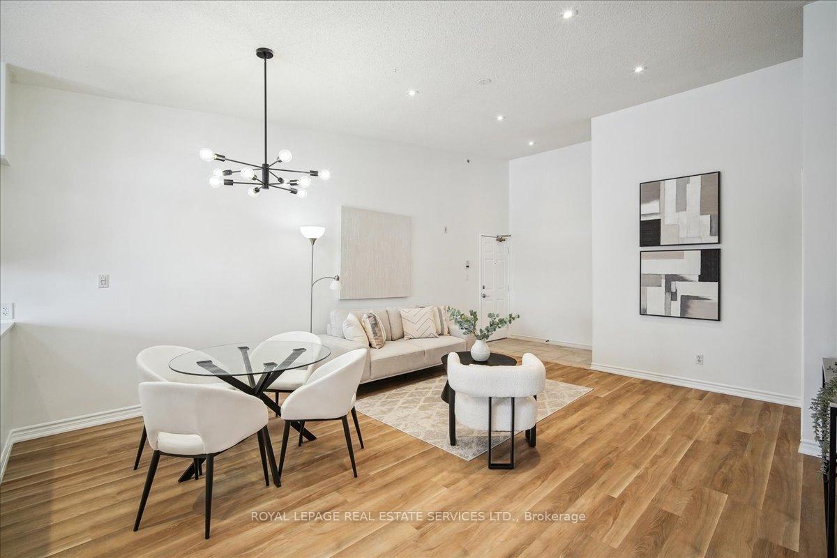 2 Bedrooms Condo at 1440 Bishops, Oakville For sale