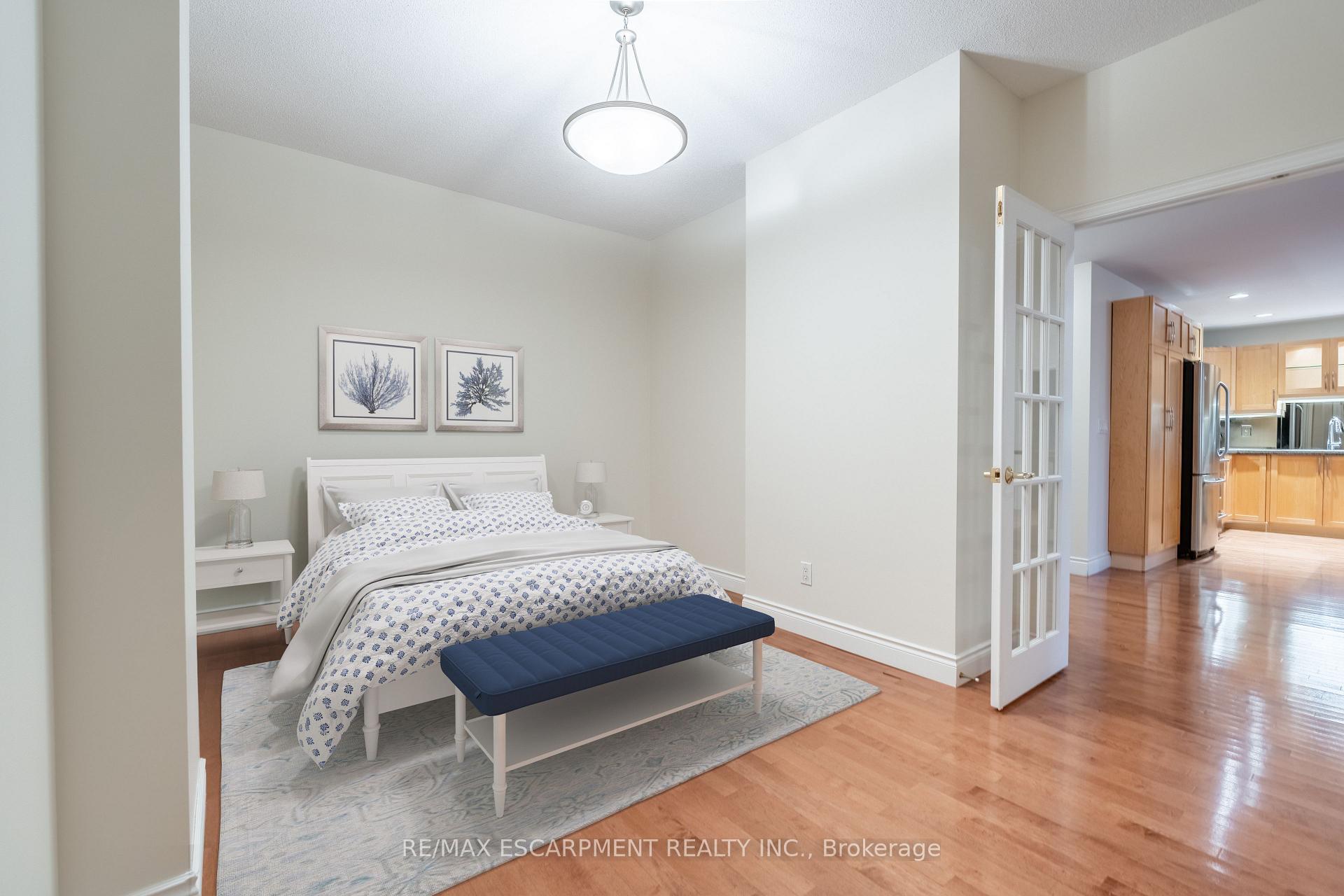 2 Bedrooms Condo at 399 Elizabeth, Burlington For sale