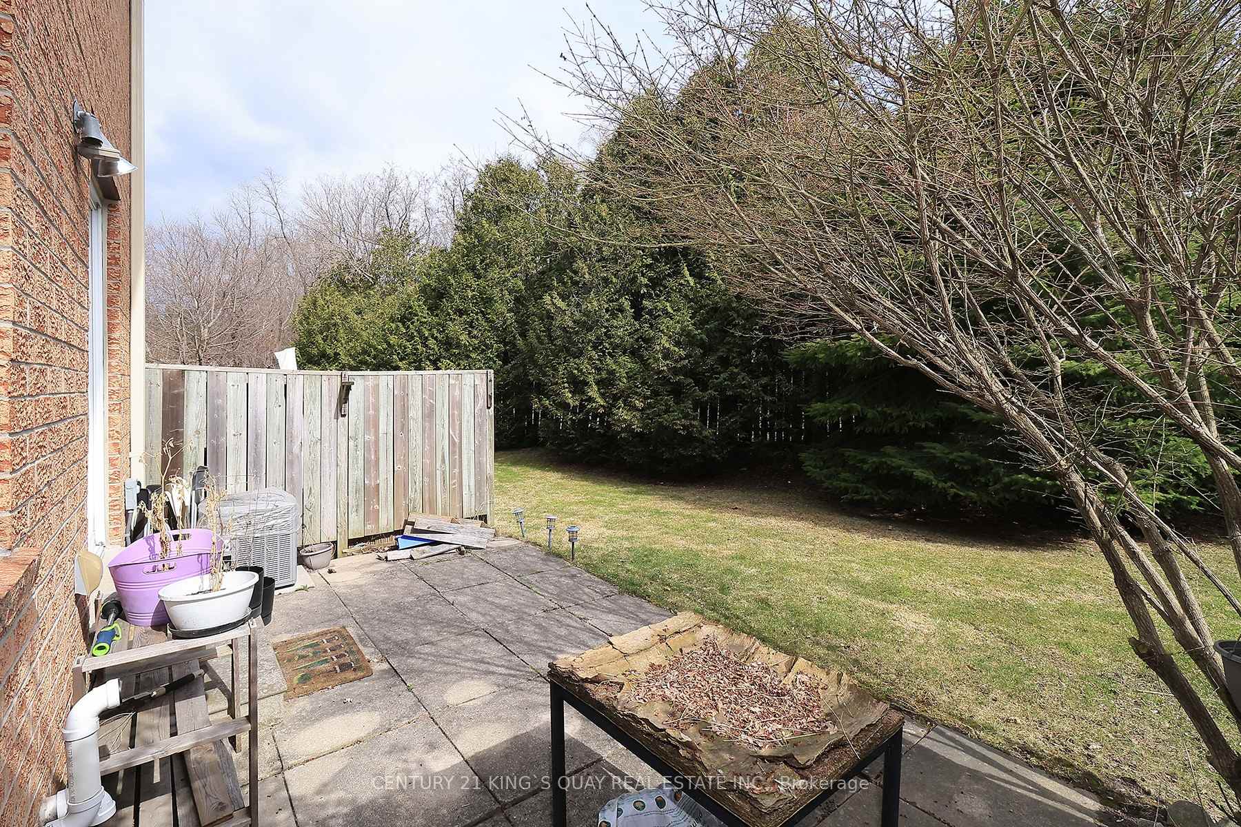4 Bedrooms Condo at 25 Whitecap, Toronto For sale