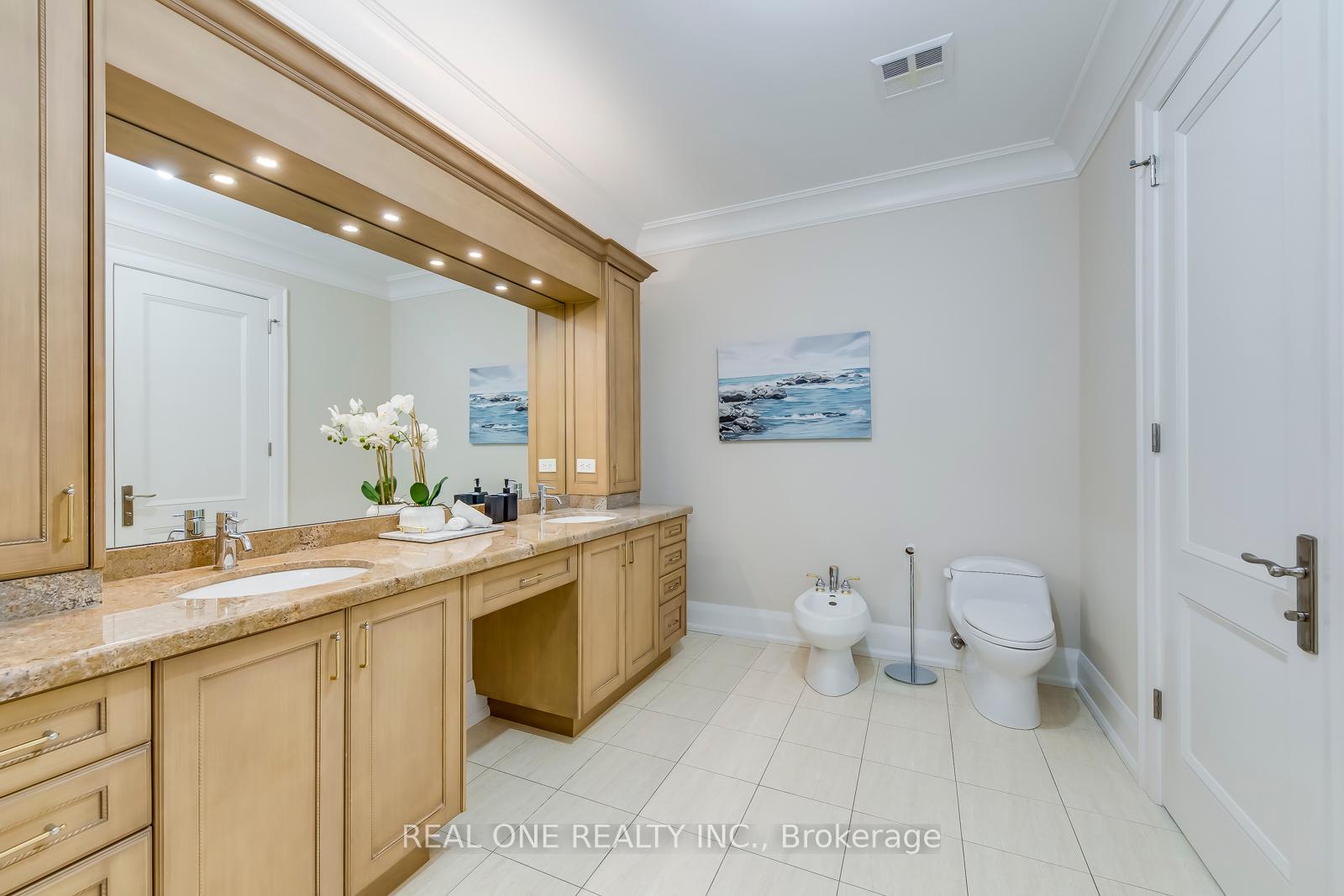 2 Bedrooms Condo at 65 Port,  Mississauga For sale