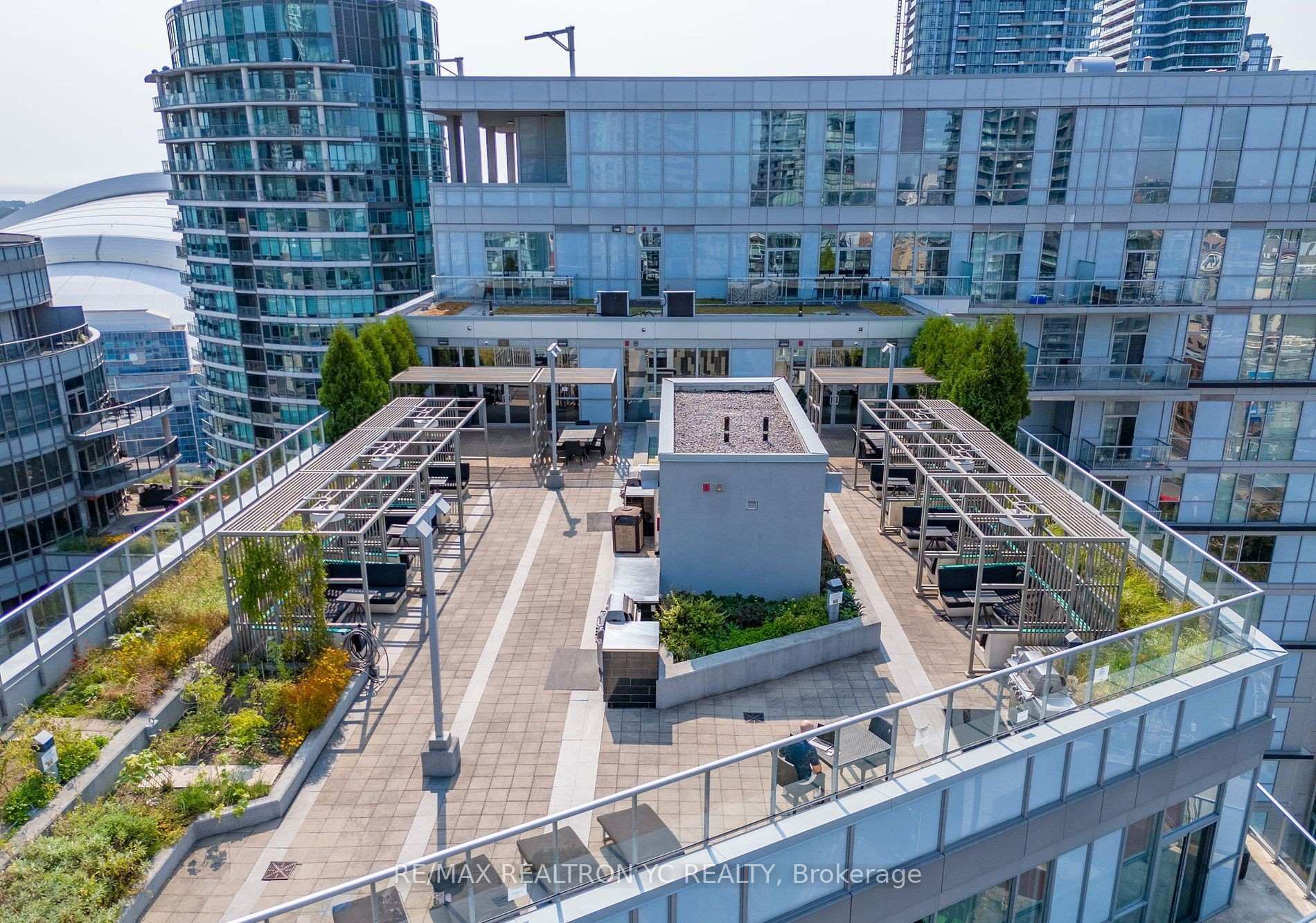 2 Bedrooms Condo at 352 Front, Toronto For sale