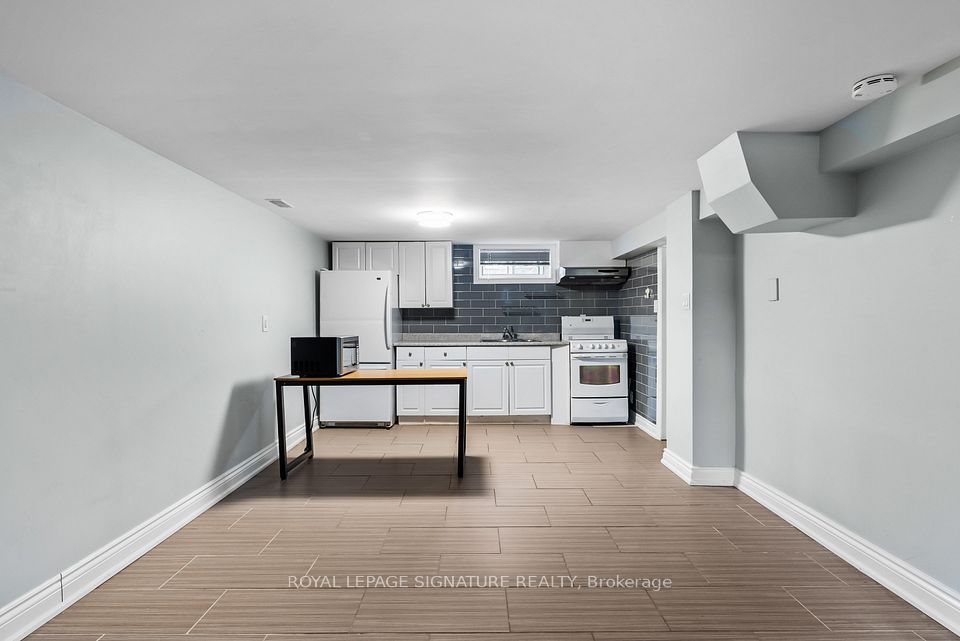 112 Foch Avenue, Toronto, ON M8W 3Y1