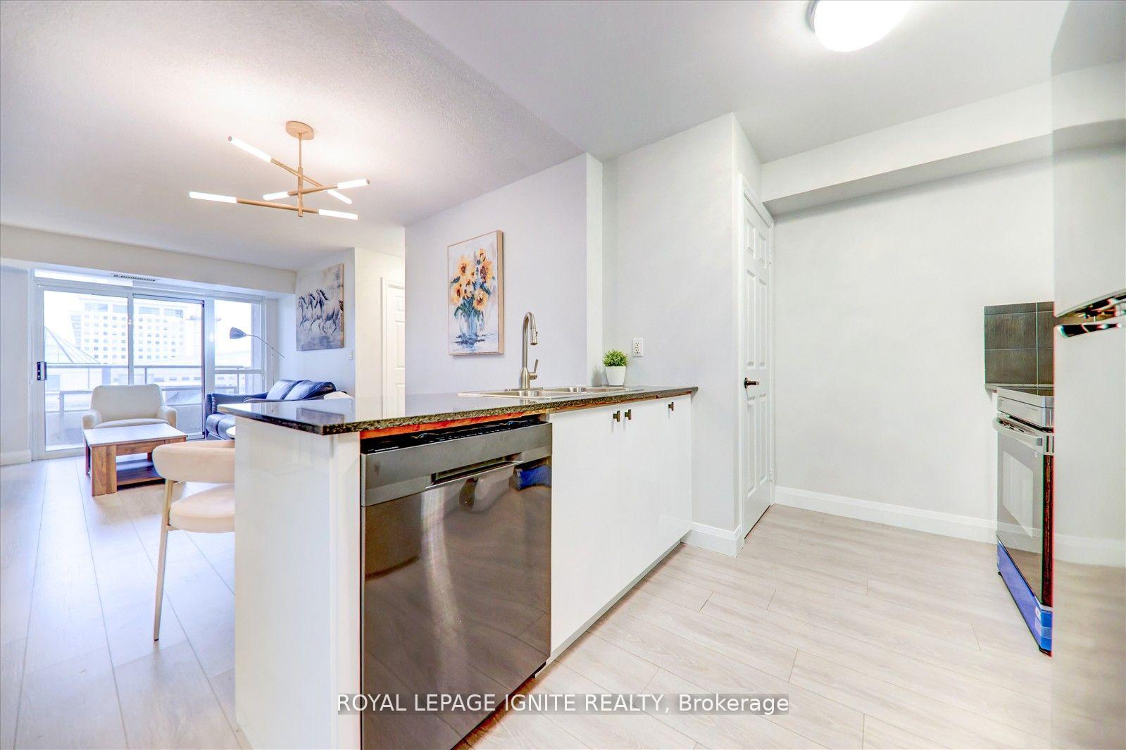 2 Bedrooms Condo at 310 Burnhamthorpe,  Mississauga For sale