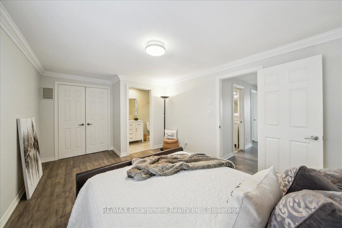 3 Bedrooms Condo at 779 Hyde,  Burlington For sale