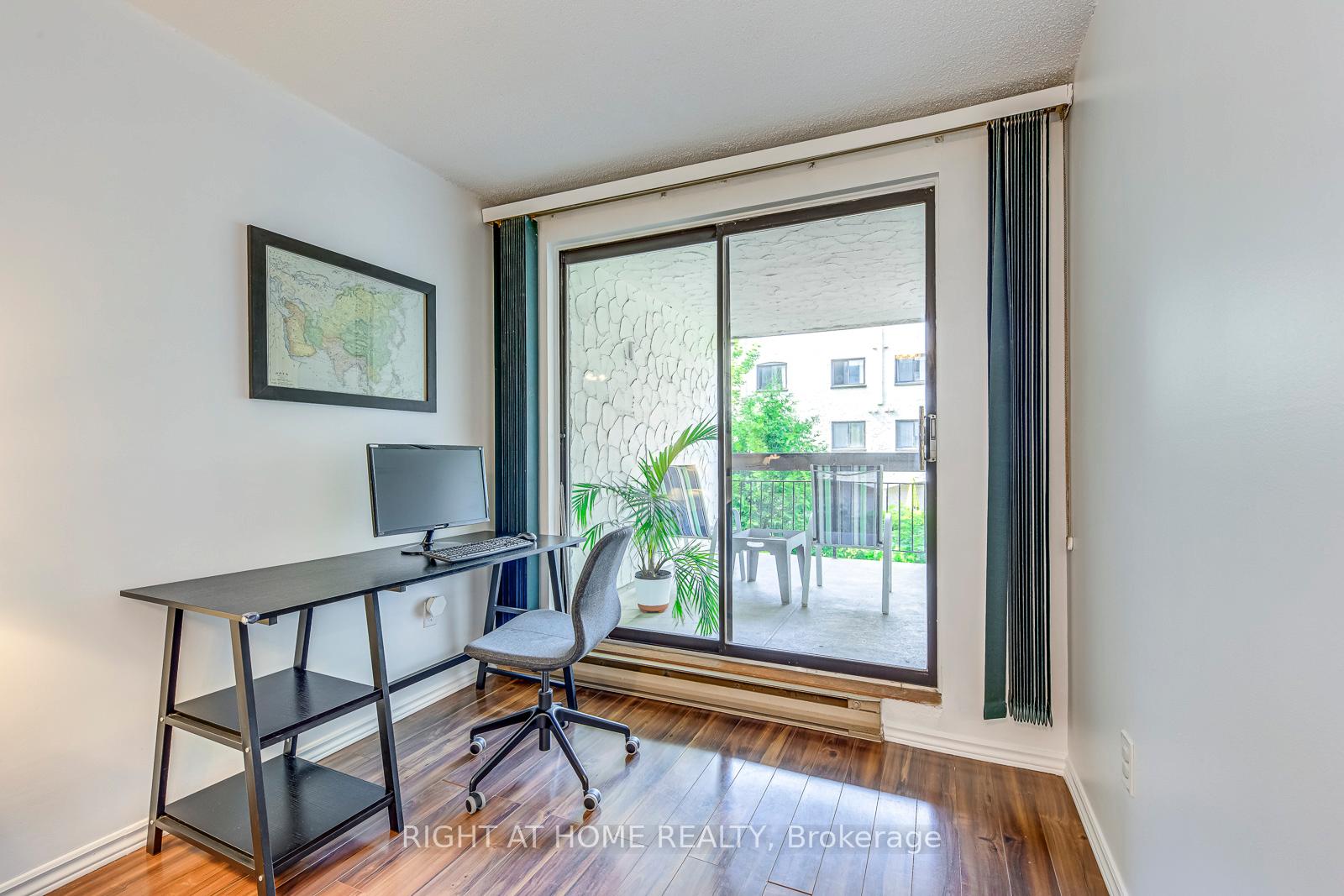 3 Bedrooms Condo at 1058 Falgarwood, Oakville For sale
