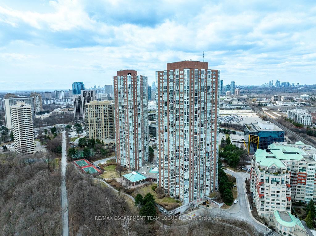 3 Bedrooms Condo at 7 Concorde,  Toronto For sale