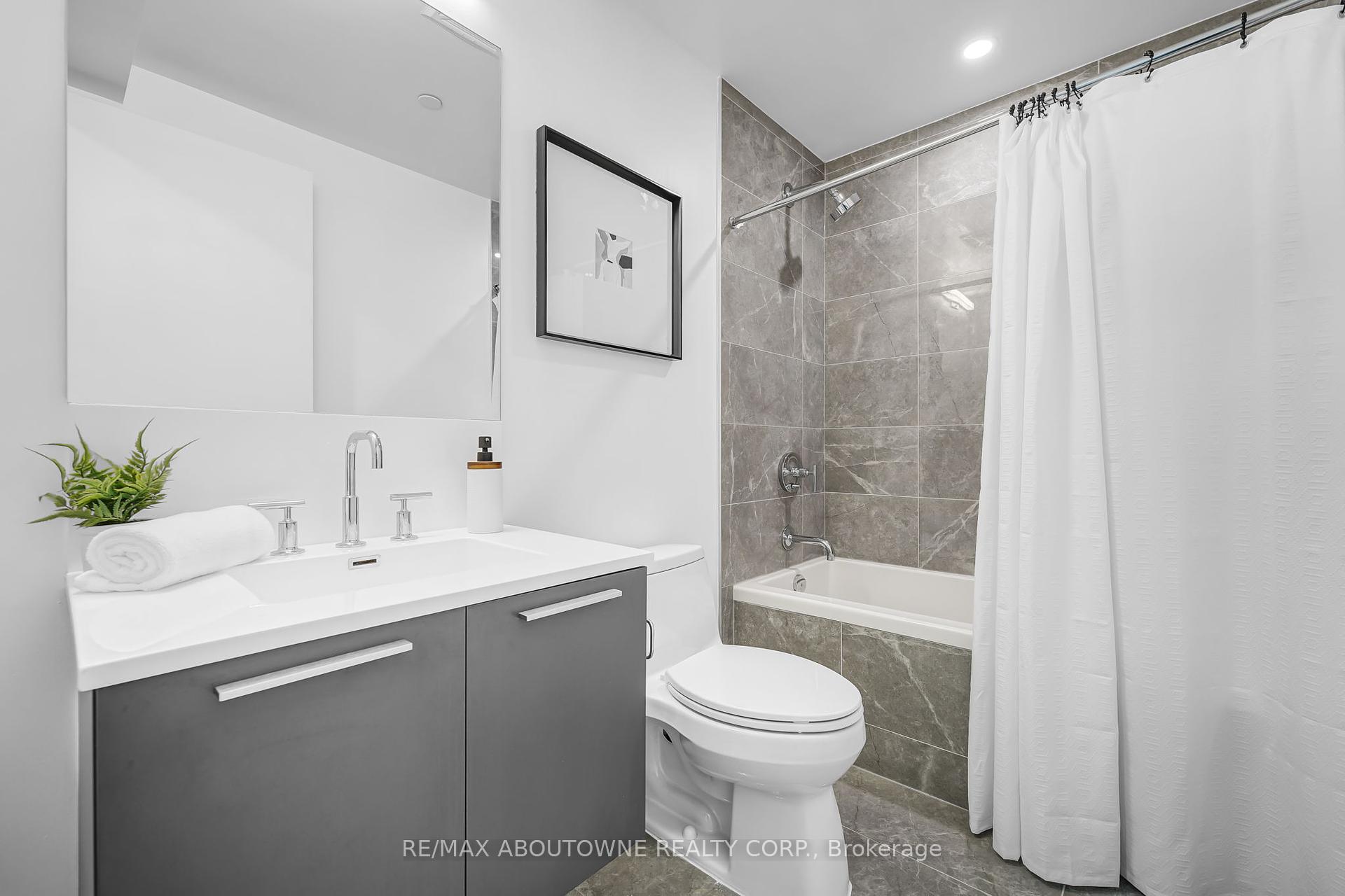 2 Bedrooms Condo at 3 Gloucester, Toronto For sale
