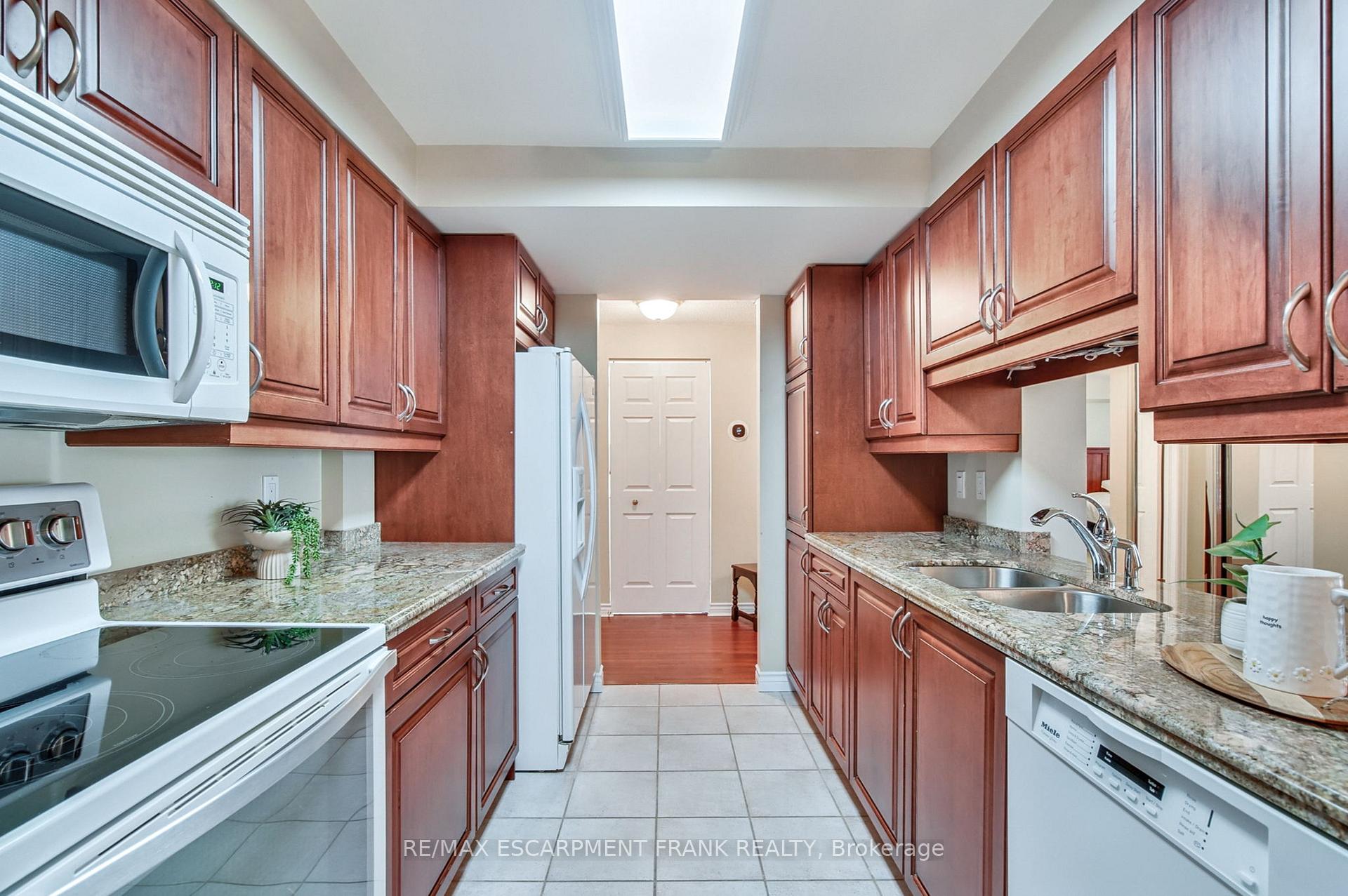 2 Bedrooms Condo at 970 Golf Links,  Hamilton For sale