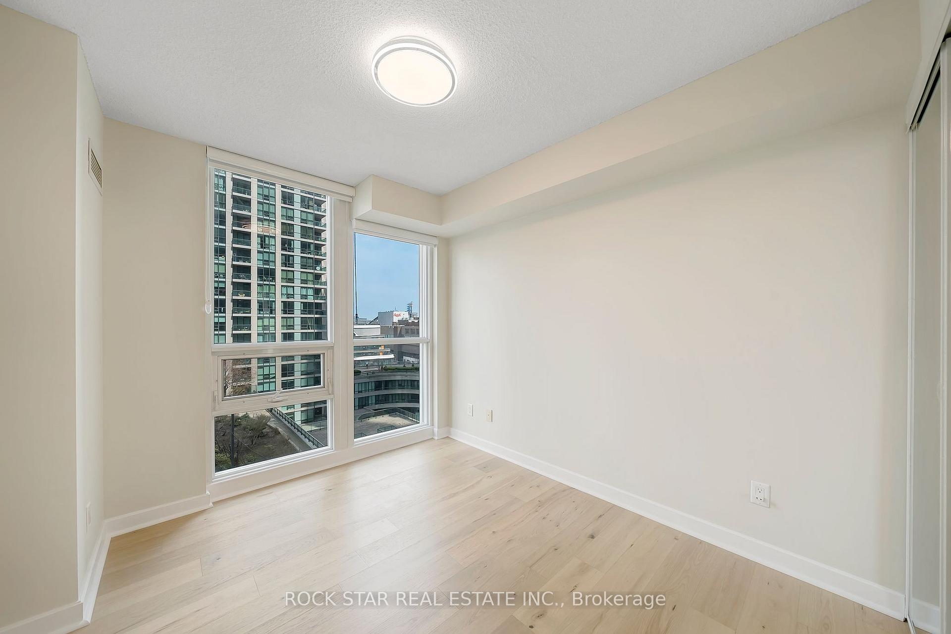 2 Bedrooms Condo at 18 Harbour,  Toronto For sale
