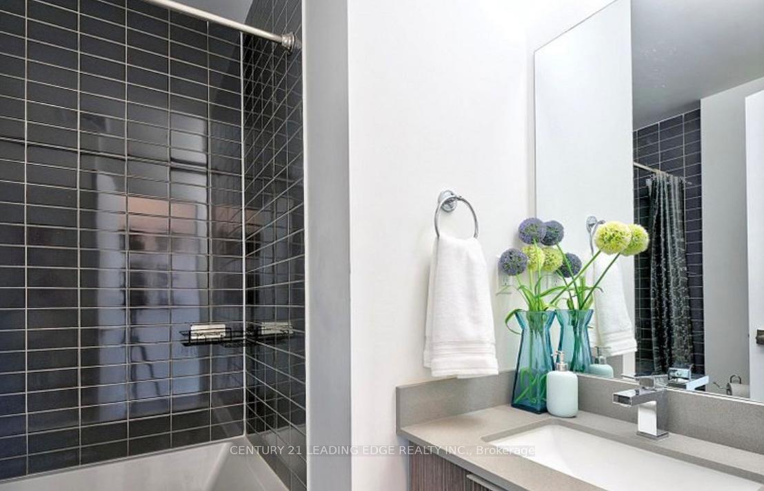 2 Bedrooms Condo at 2908 Hwy 7, Vaughan For sale