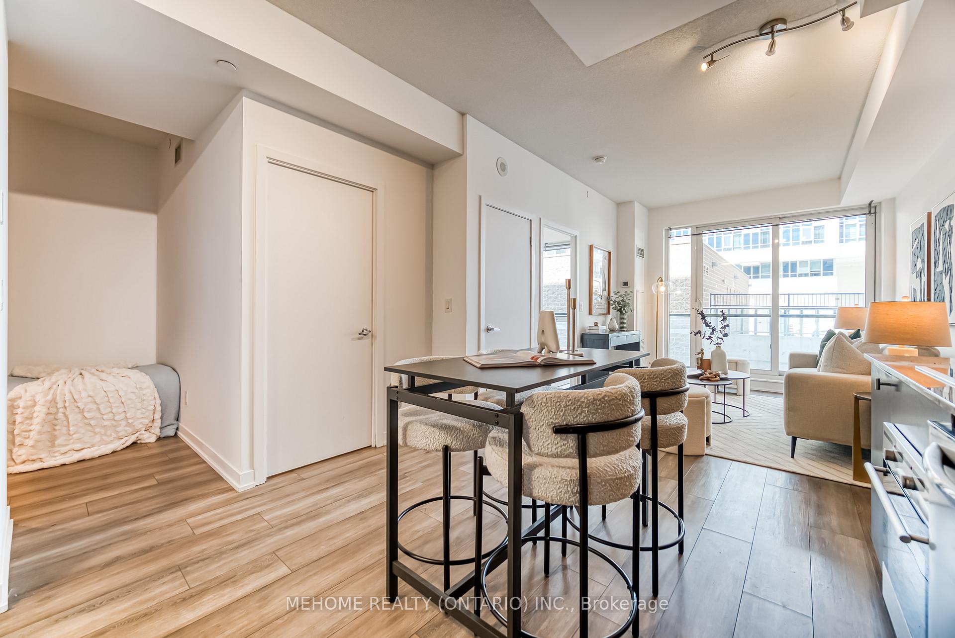 2 Bedrooms Condo at 18 Rean, Toronto For sale