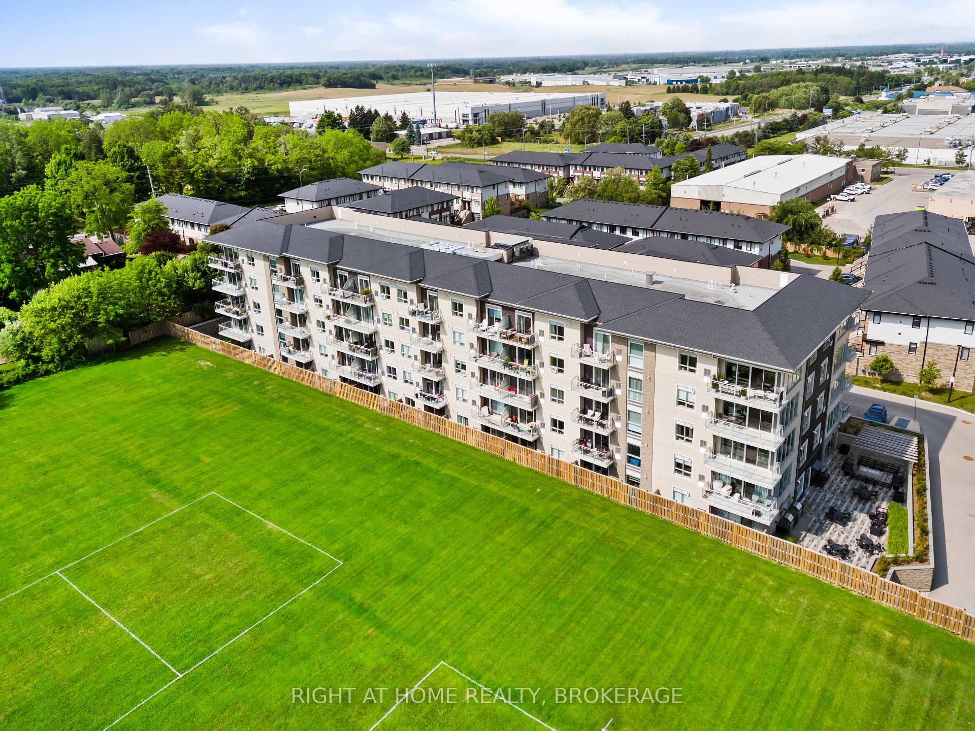 2 Bedrooms Condo at 16 Markle, Hamilton For sale