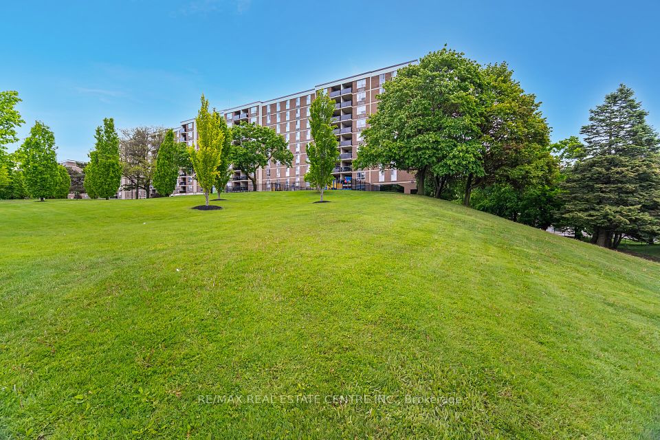 2825 Islington