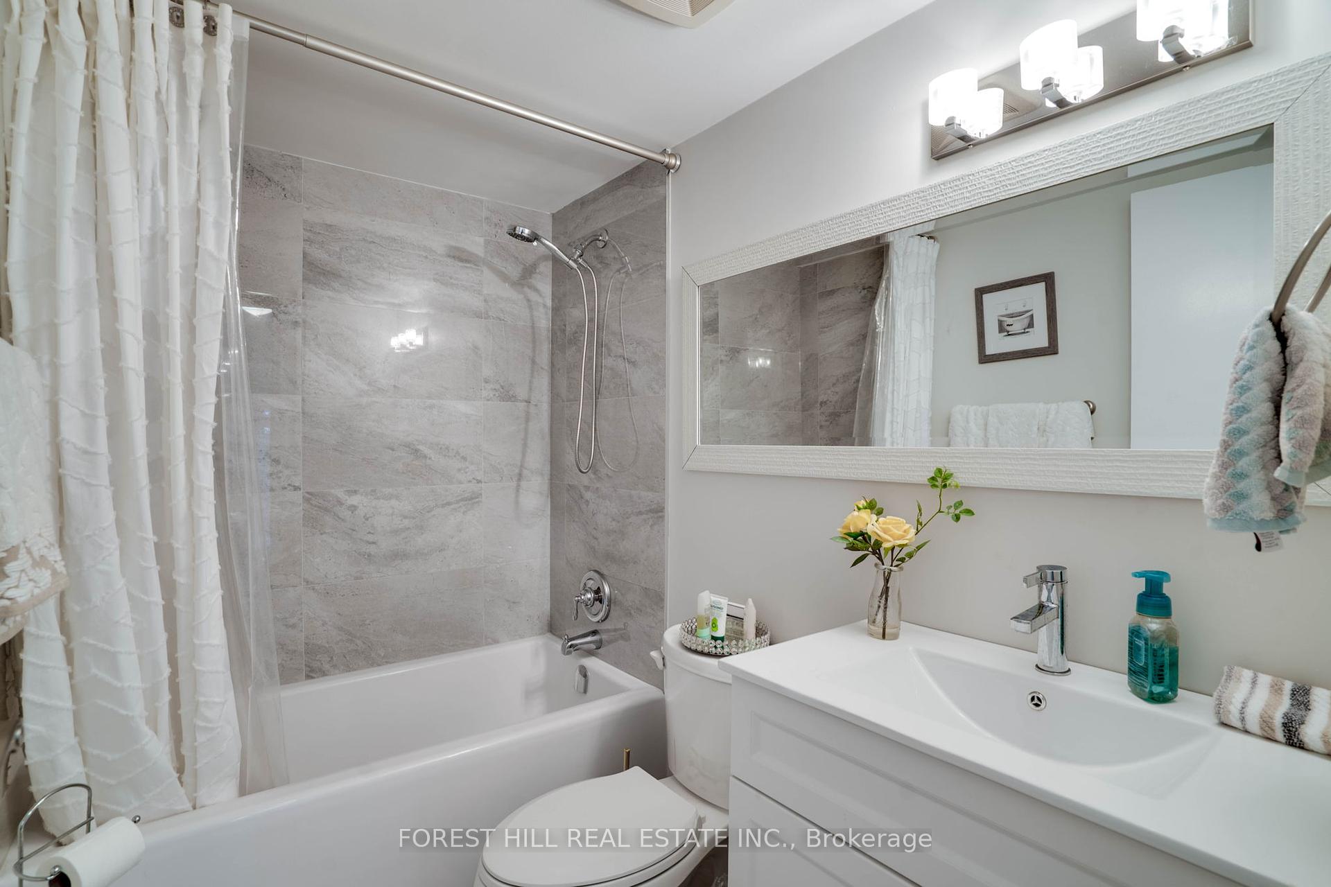 2 Bedrooms Condo at 7601 Bathurst,  Vaughan For sale