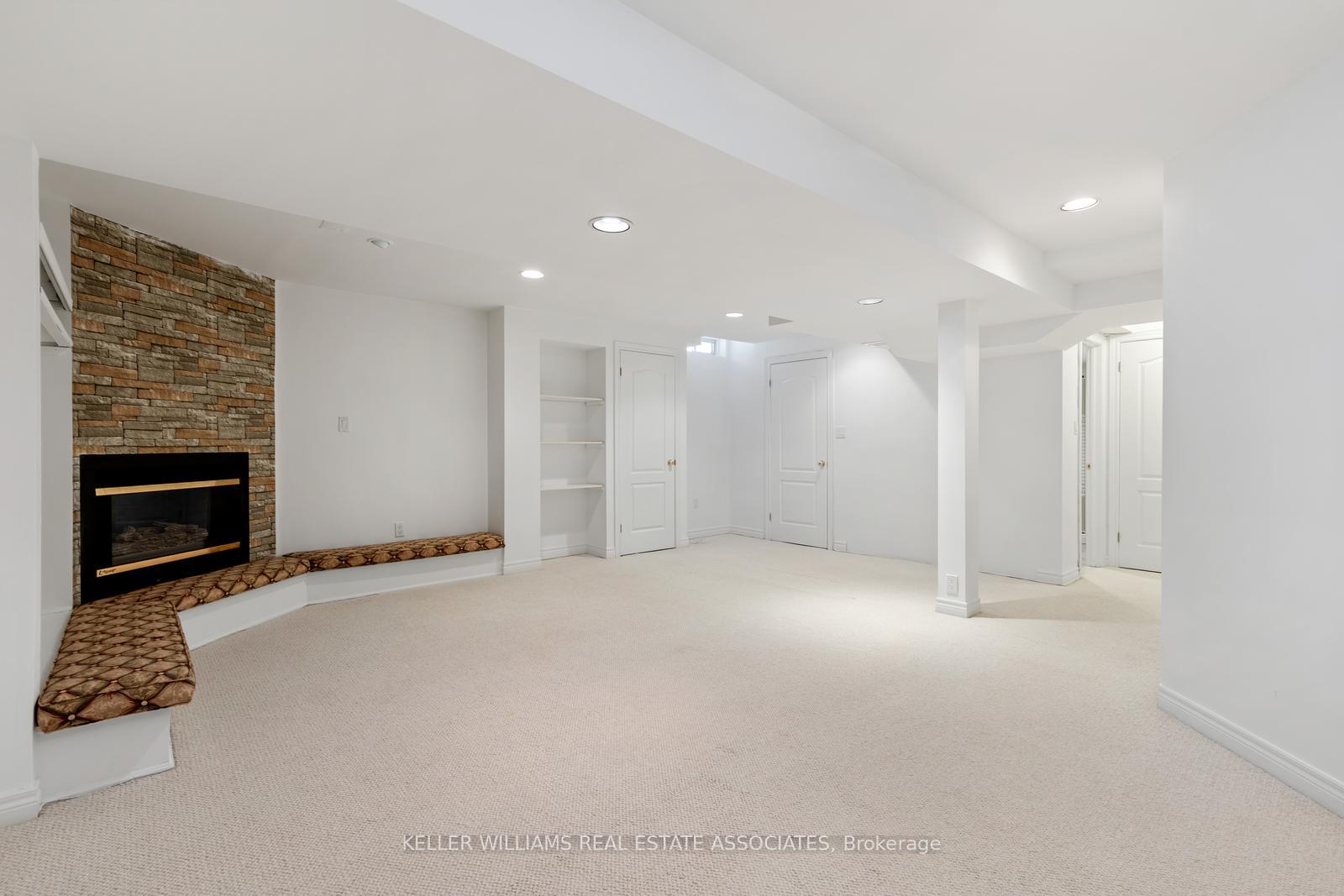 3 Bedrooms Condo at 5480 Glen Erin, Mississauga For sale