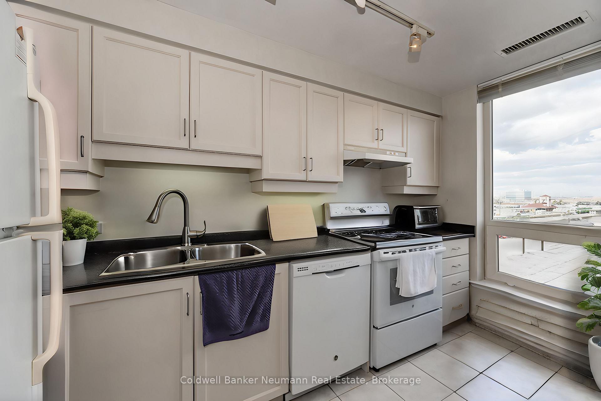 2 Bedrooms Condo at 60 Old Mill, Oakville For sale