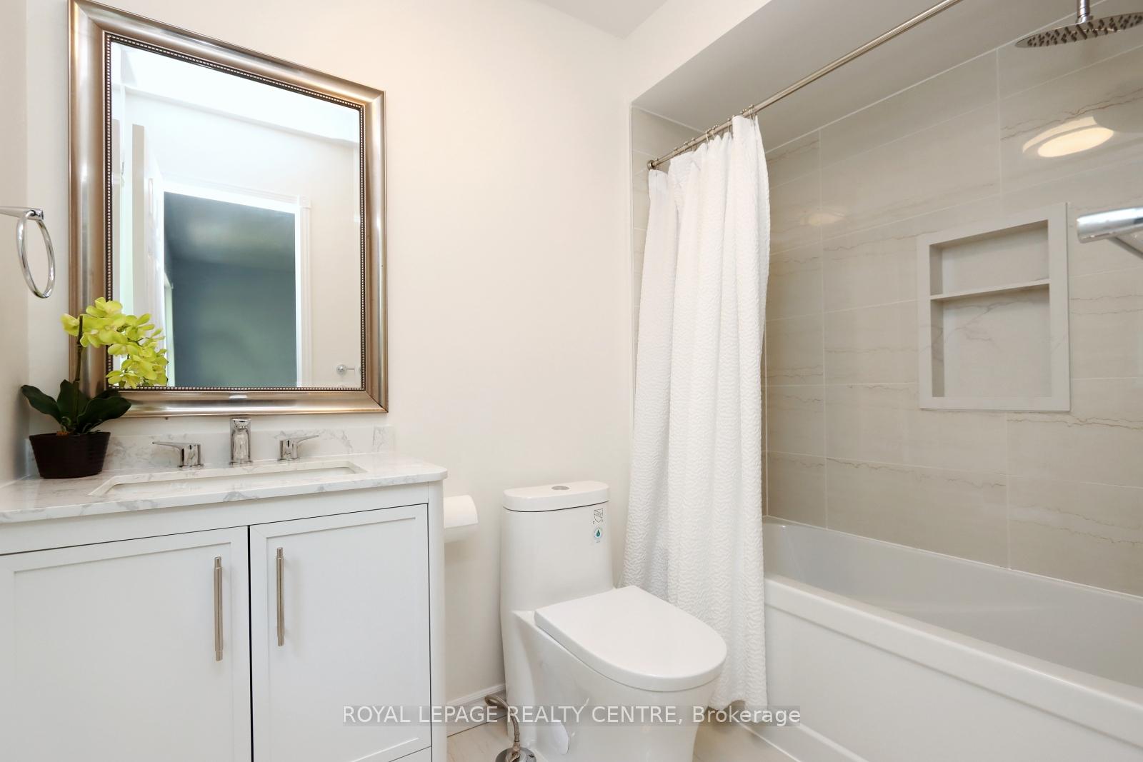 3 Bedrooms Condo at 5525 Palmerston, Mississauga For sale