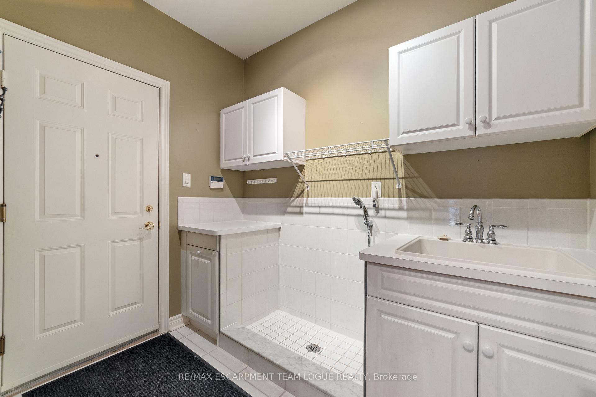 3 Bedrooms Semi-Detached at 4144 STONEBRIDGE,  Burlington For sale
