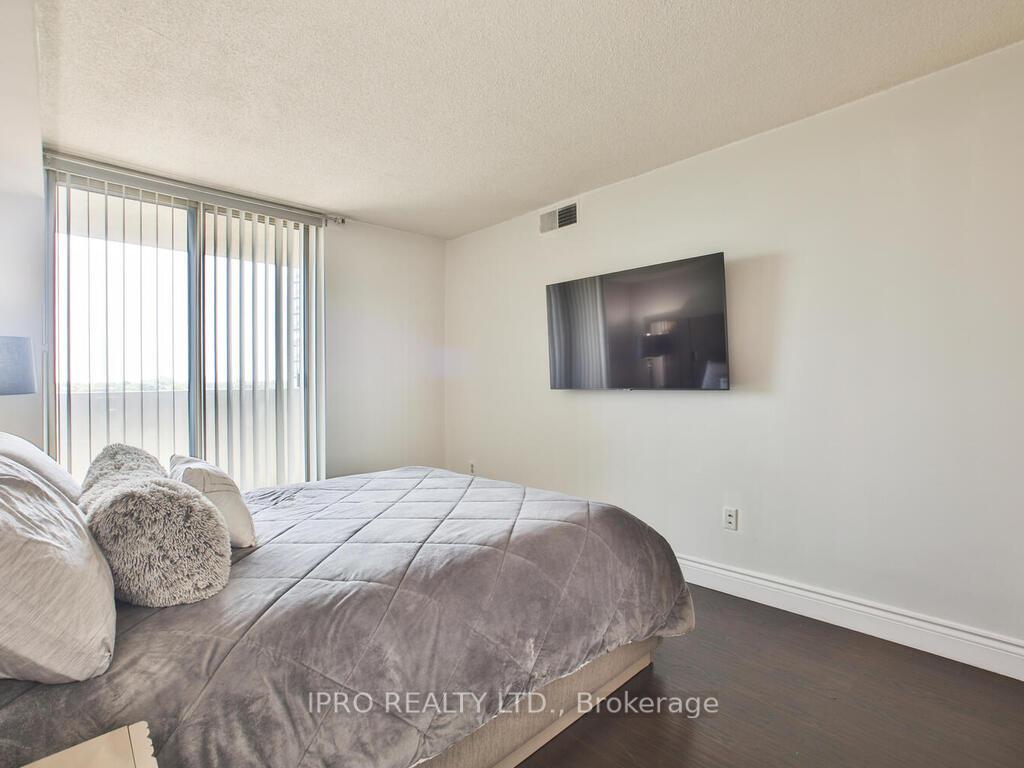 3 Bedrooms Condo at 330 Rathburn, Mississauga For sale