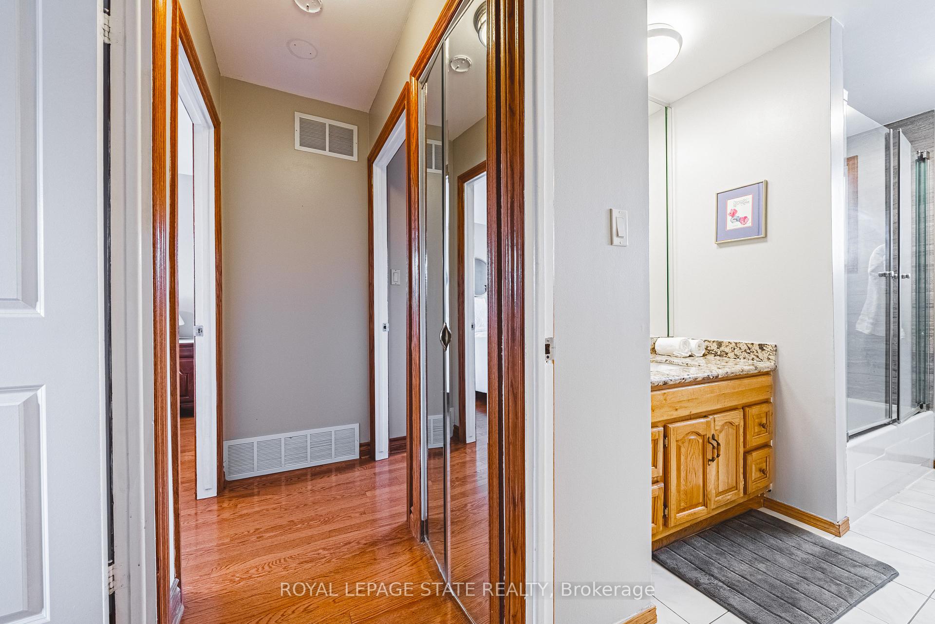 3 Bedrooms Condo at 100 Quigley, Hamilton For sale