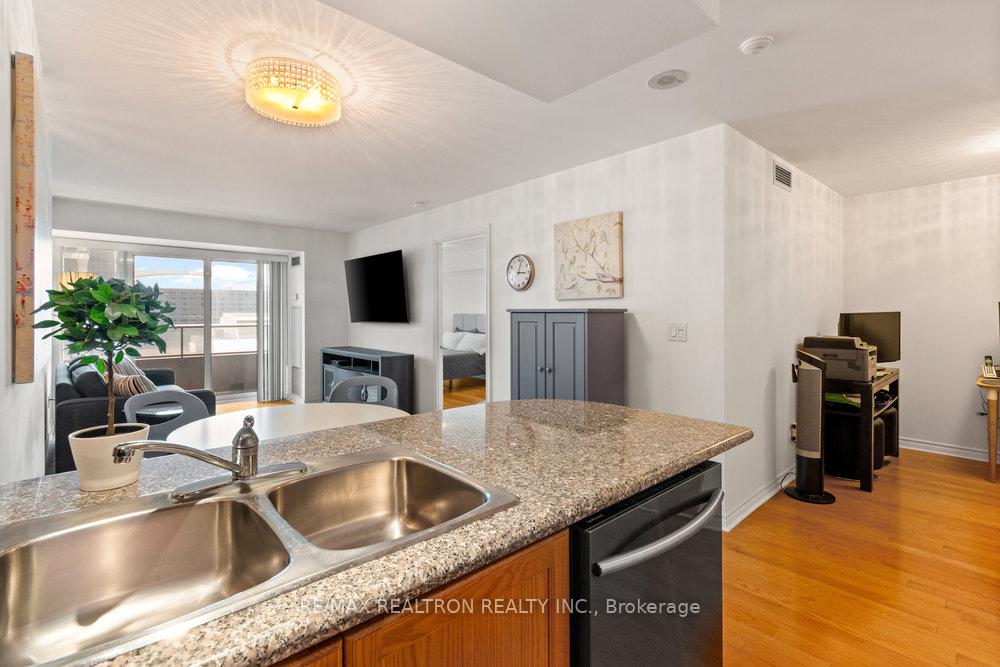 3 Bedrooms Condo at 250 Wellington, Toronto For sale