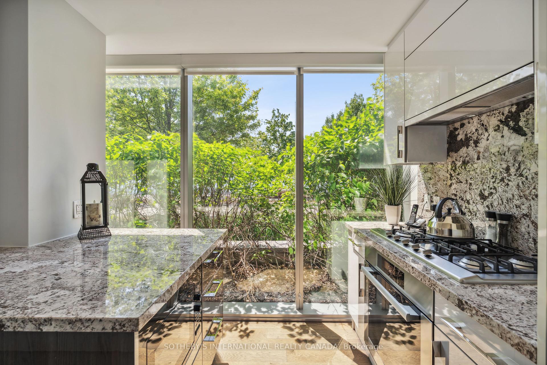 3 Bedrooms Condo at 39 Queens, Toronto For sale