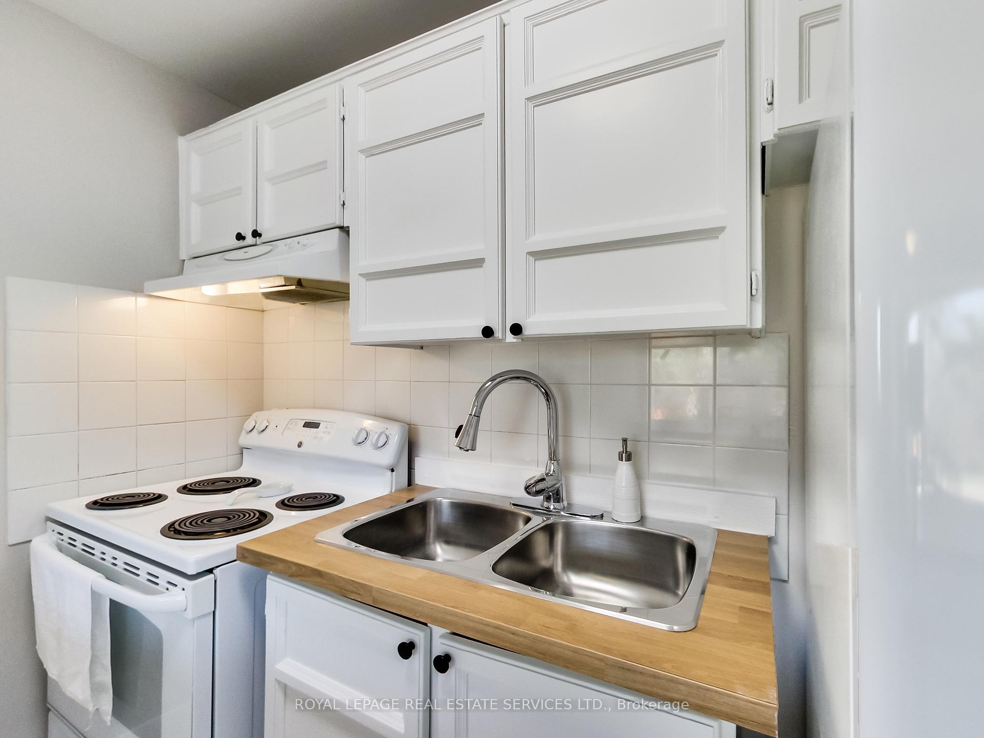 3 Bedrooms Condo at 1008 Falgarwood,  Oakville For sale