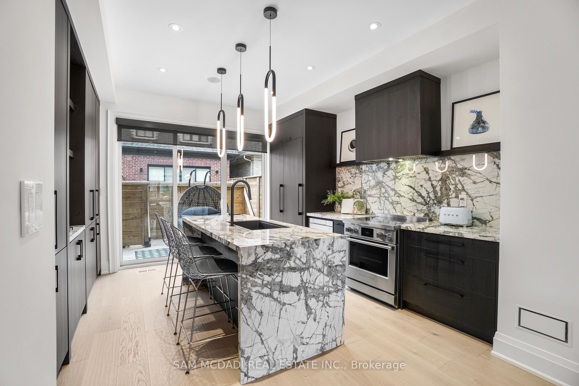 3 Bedrooms Condo at 10 Lunar, Mississauga For sale